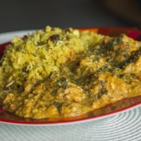 Pollo Korma con arroz pilaf al azafrán